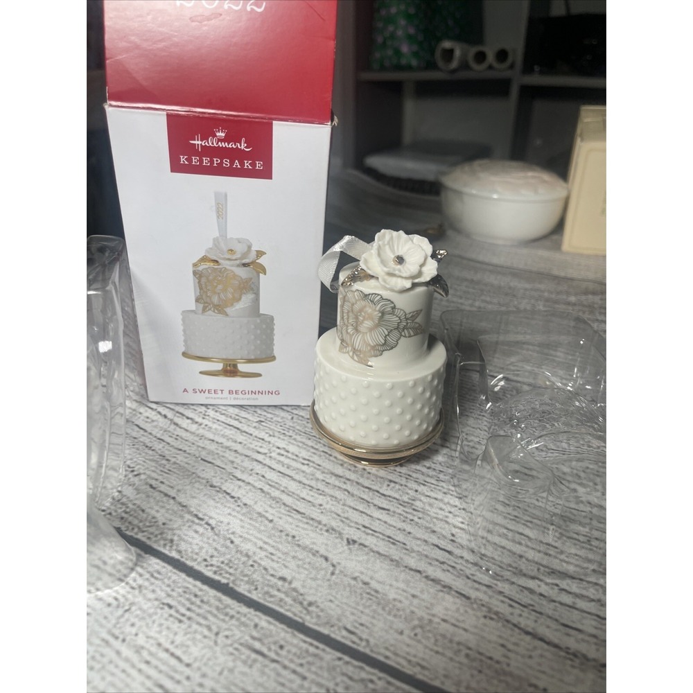 2022 Hallmark Keepsake Ornament  A SWEET BEGINNING  Wedding Cake  Christmas  NEW